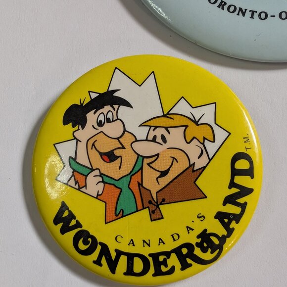 CANADA'S WONDERLAND BUTTON LOT OF 3 PINBACKS TORONTO CANADA VINTAGE FLINTSTONES - Picture 6 of 9